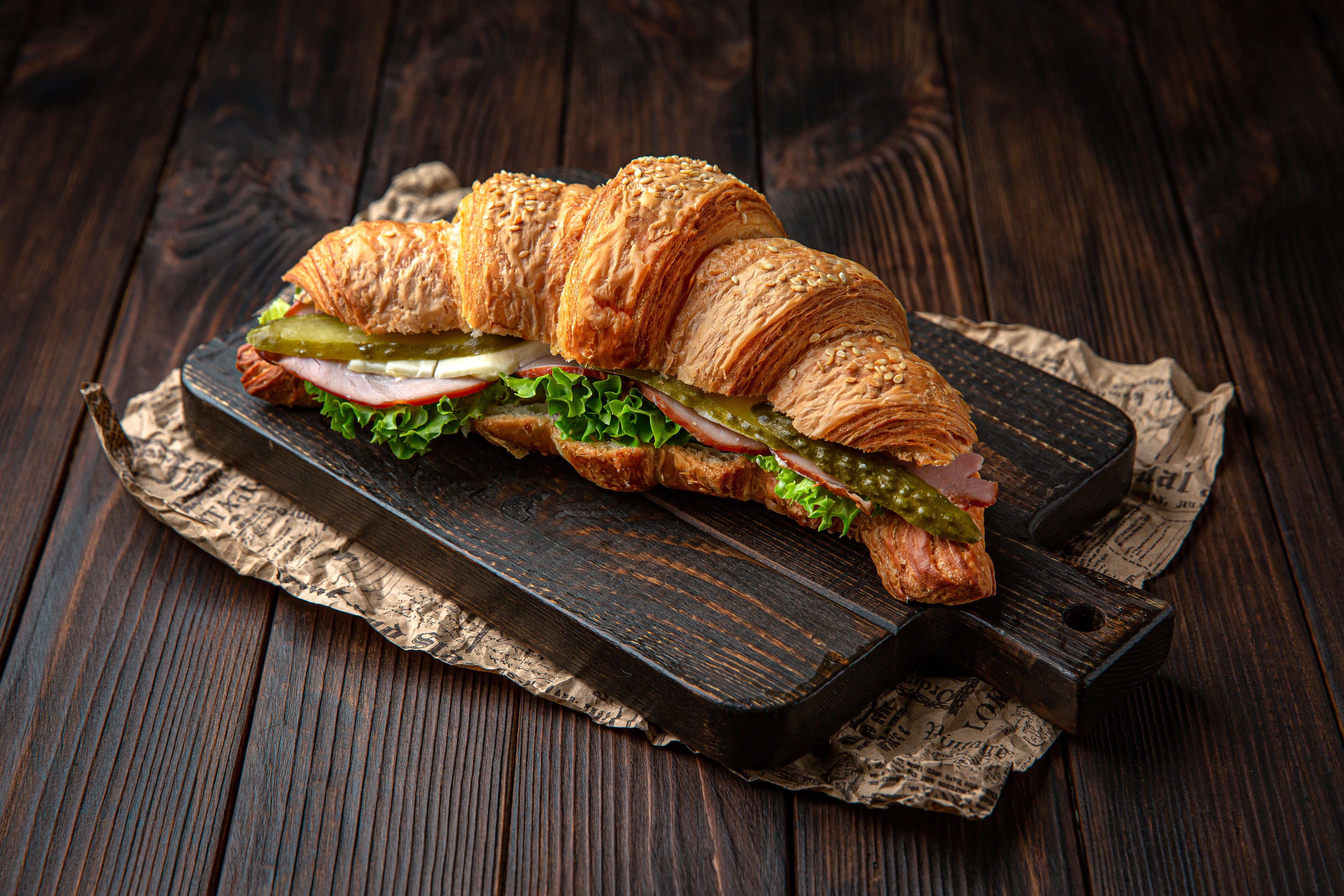 Croissant Sandwich cu pastrama